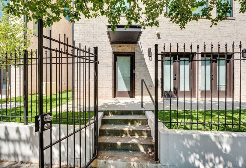 Modern Atlanta Home W/ Balcony: 2 Mi To Downtown!