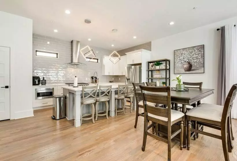 Modern Atlanta Home W/ Balcony: 2 Mi To Downtown!