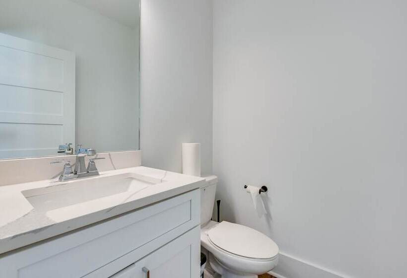 Modern Atlanta Home W/ Balcony: 2 Mi To Downtown!