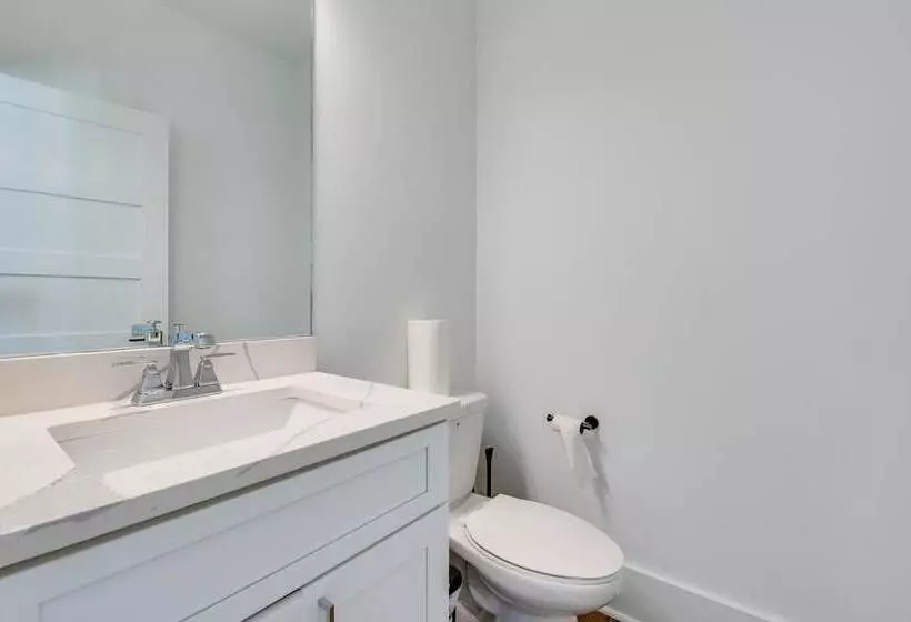 Modern Atlanta Home W/ Balcony: 2 Mi To Downtown!