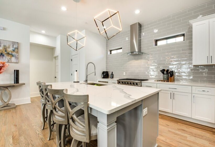 Modern Atlanta Home W/ Balcony: 2 Mi To Downtown!