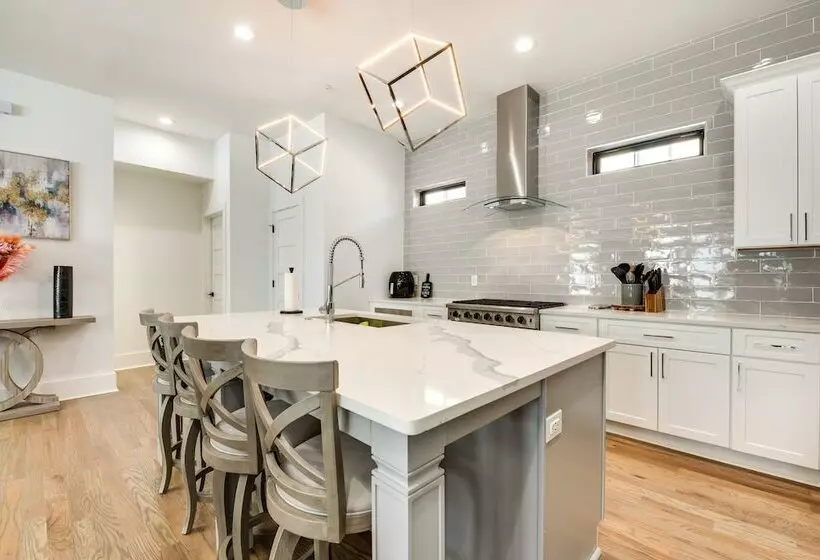 Modern Atlanta Home W/ Balcony: 2 Mi To Downtown!