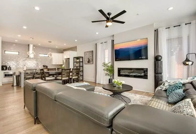 Modern Atlanta Home W/ Balcony: 2 Mi To Downtown!