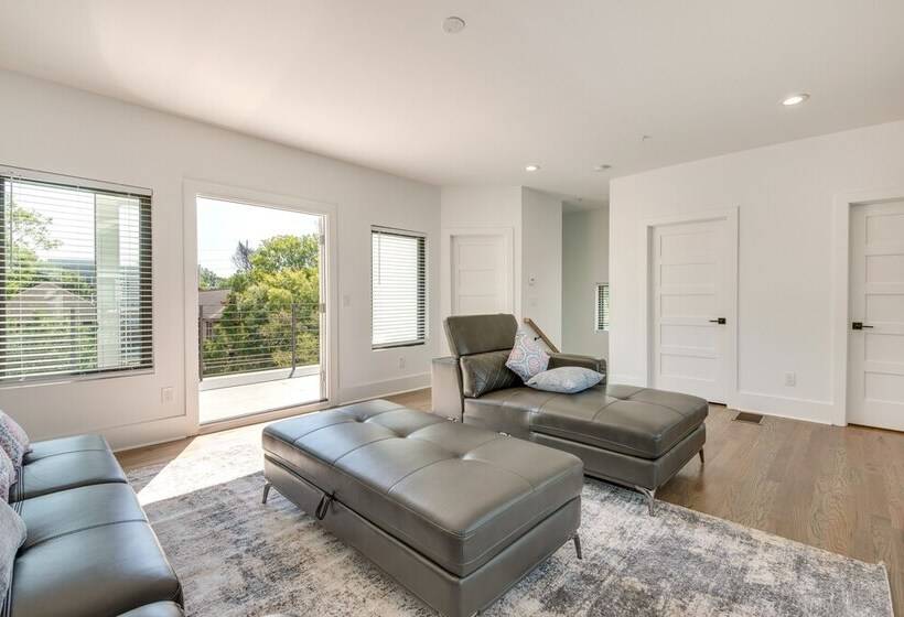 Modern Atlanta Home W/ Balcony: 2 Mi To Downtown!