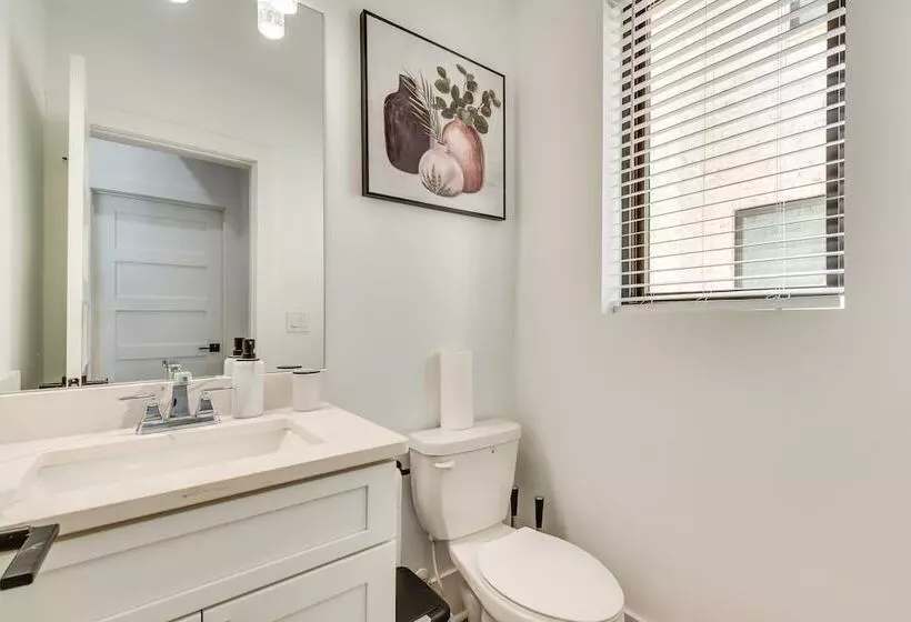 Modern Atlanta Home W/ Balcony: 2 Mi To Downtown!