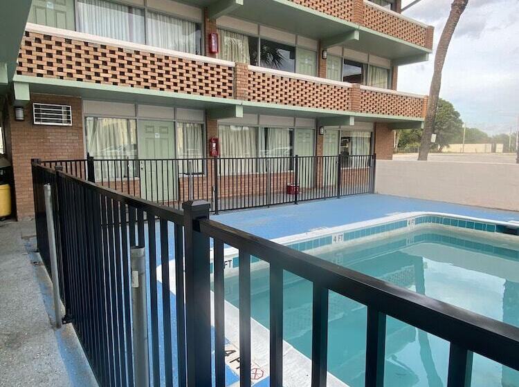 Palms By The Beach Motel