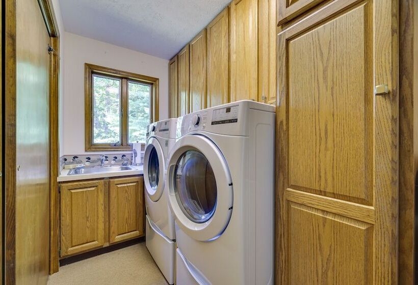 Pennsylvania Retreat W/ Sauna, Pool Table & Deck!