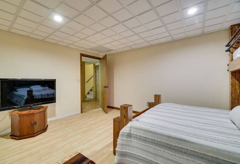 Pennsylvania Retreat W/ Sauna, Pool Table & Deck!