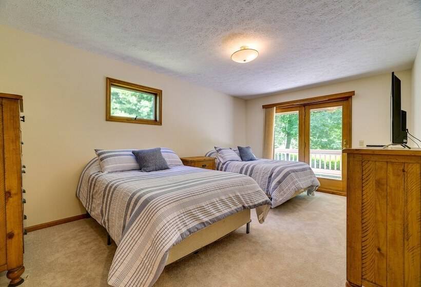 Pennsylvania Retreat W/ Sauna, Pool Table & Deck!