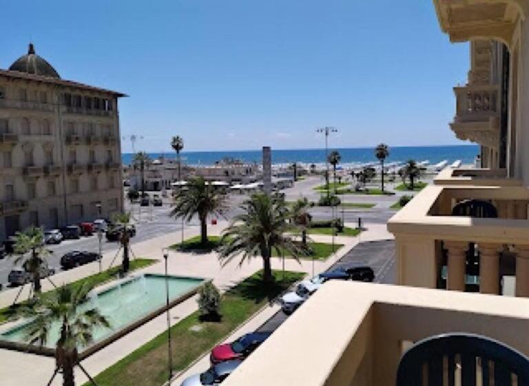 پانسیون Room In Guest Room Viareggio Top Deco Versilia