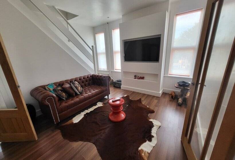 레지던스 Remarkable 1 Bed House The Entire First Floor