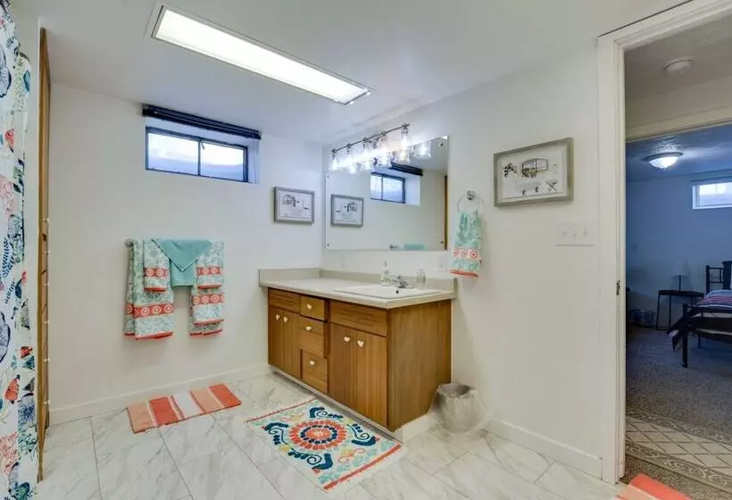 Rustic Retreat In Spokane Valley W/ Cozy Fireplace