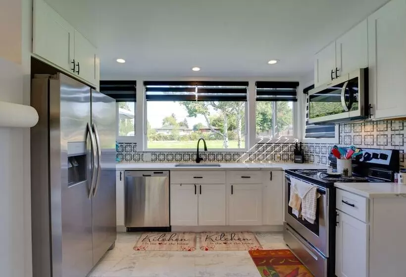 Rustic Retreat In Spokane Valley W/ Cozy Fireplace