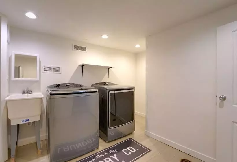 Rustic Retreat In Spokane Valley W/ Cozy Fireplace