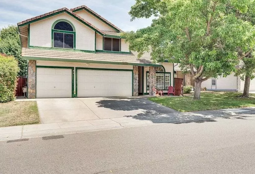 Sacramento Home W/ Fire Pit: 15 Mi To Downtown!