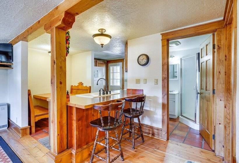 Secluded Stonewall Cabin W/ Mountain View!