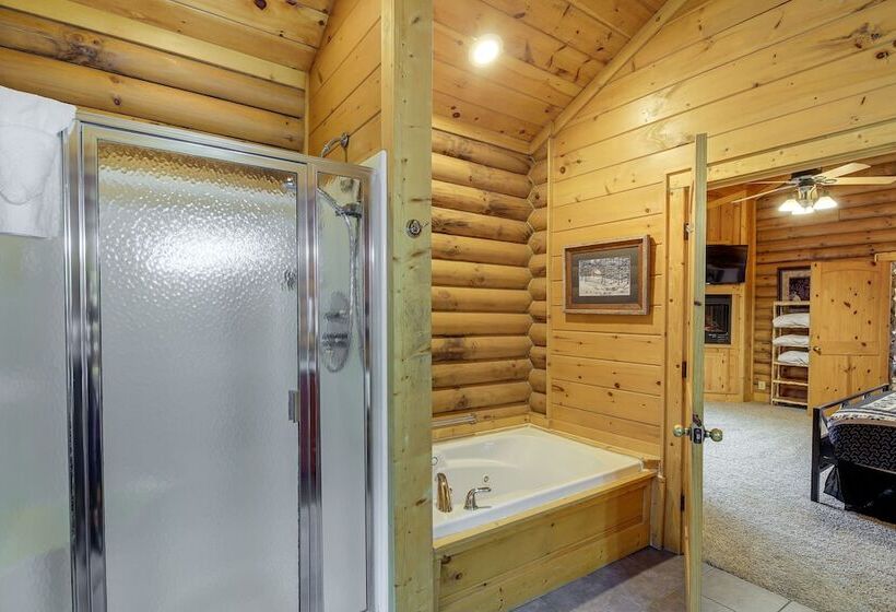 Sevierville Sanctuary Huge Game Room & Hot Tub!