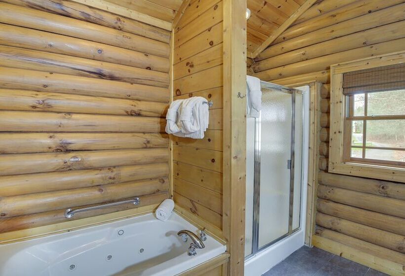 Sevierville Sanctuary Huge Game Room & Hot Tub!