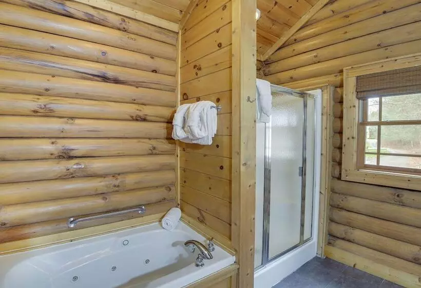 Sevierville Sanctuary   Huge Game Room & Hot Tub!