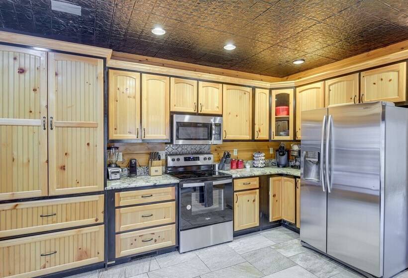 Sevierville Sanctuary Huge Game Room & Hot Tub!