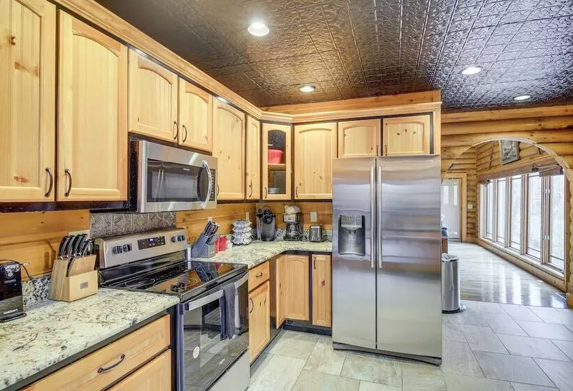 Sevierville Sanctuary   Huge Game Room & Hot Tub!