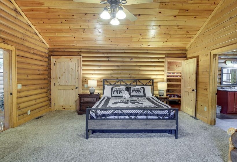 Sevierville Sanctuary Huge Game Room & Hot Tub!