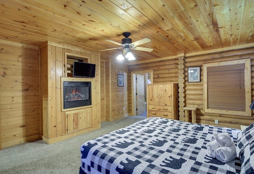 Sevierville Sanctuary Huge Game Room & Hot Tub!
