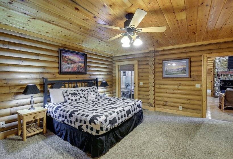 Sevierville Sanctuary Huge Game Room & Hot Tub!