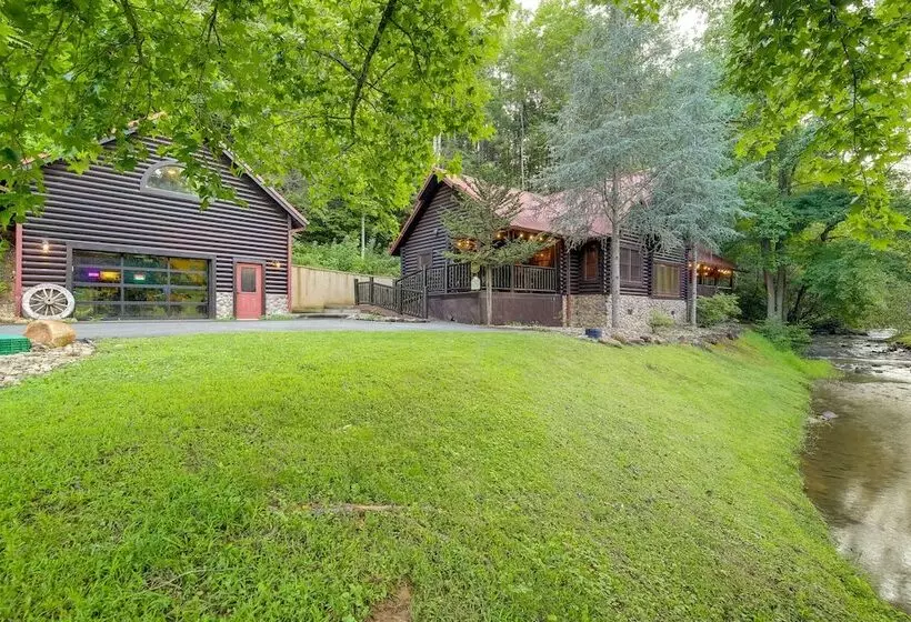 Sevierville Sanctuary   Huge Game Room & Hot Tub!