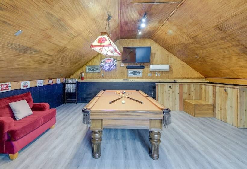 Sevierville Sanctuary Huge Game Room & Hot Tub!