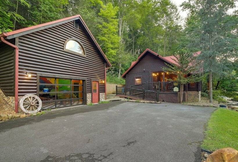 Sevierville Sanctuary Huge Game Room & Hot Tub!