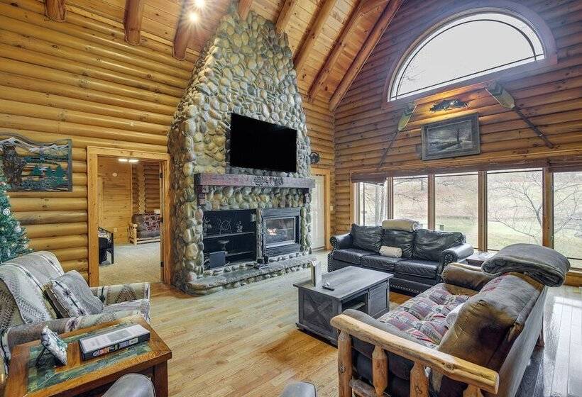 Sevierville Sanctuary Huge Game Room & Hot Tub!