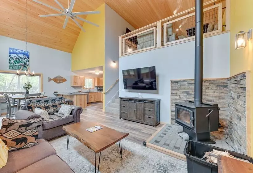 Soldotna Home W/ 2 Living Areas & Spacious Porch