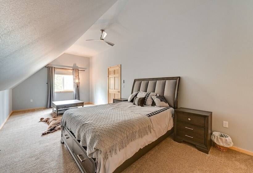 Soldotna Home W/ 2 Living Areas & Spacious Porch