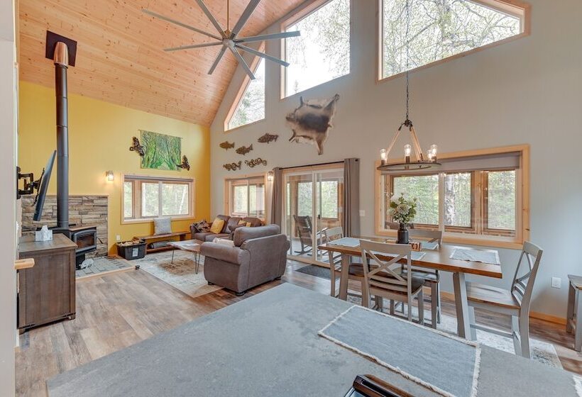 Soldotna Home W/ 2 Living Areas & Spacious Porch