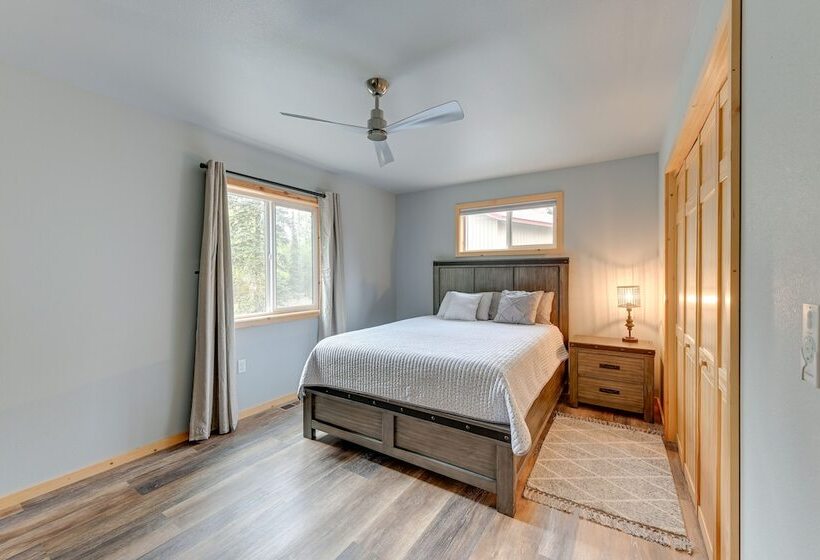 Soldotna Home W/ 2 Living Areas & Spacious Porch