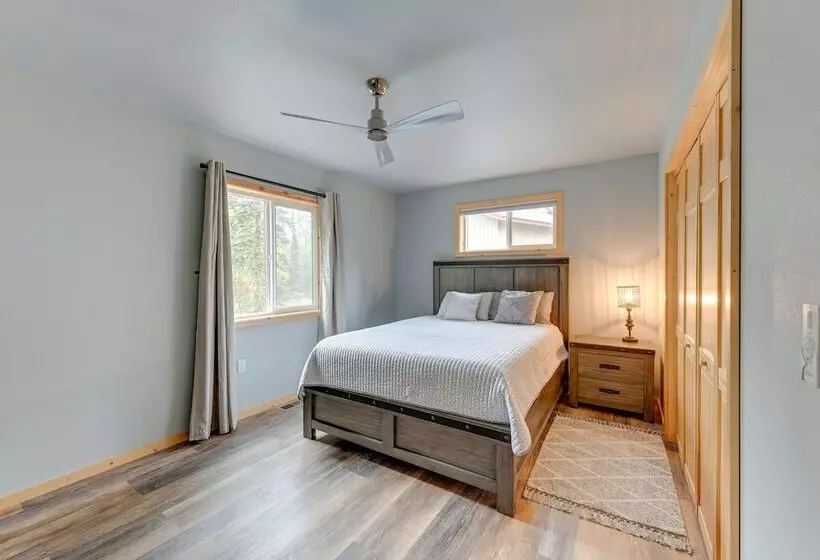 Soldotna Home W/ 2 Living Areas & Spacious Porch