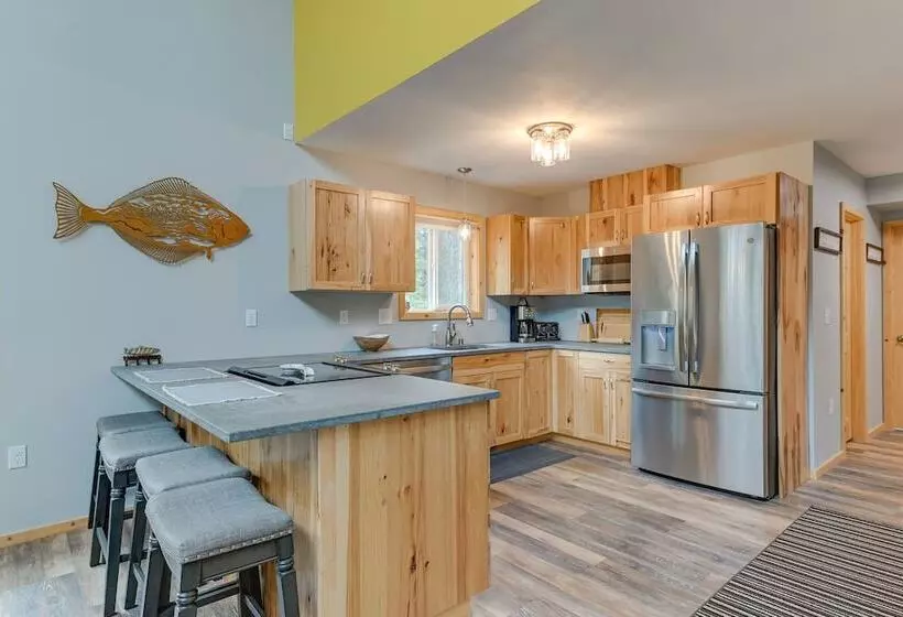 Soldotna Home W/ 2 Living Areas & Spacious Porch