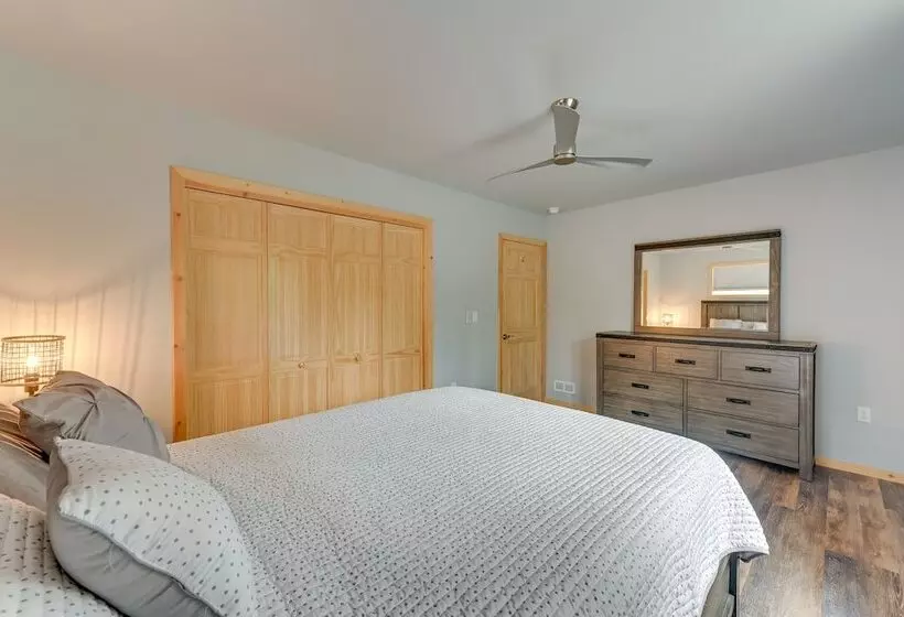 Soldotna Home W/ 2 Living Areas & Spacious Porch