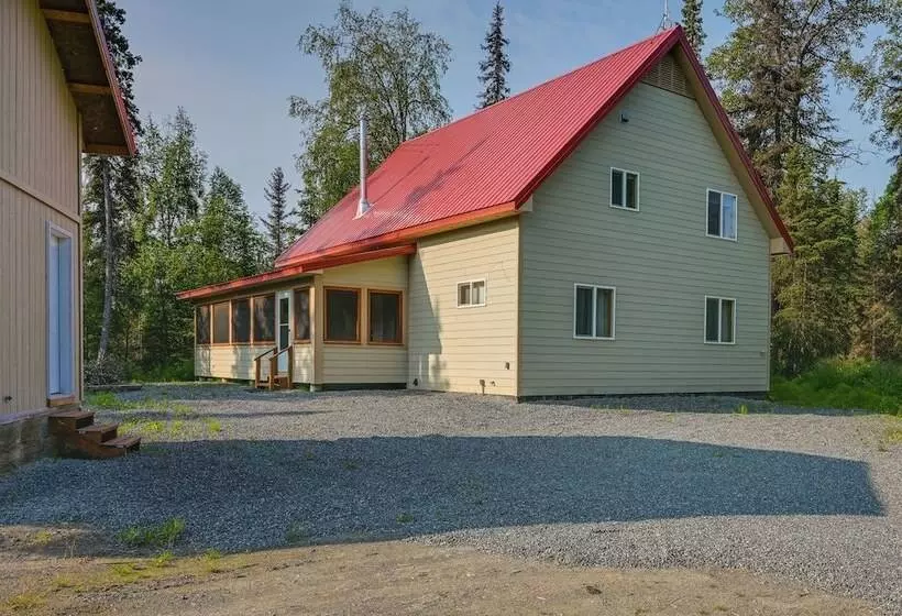 Soldotna Home W/ 2 Living Areas & Spacious Porch