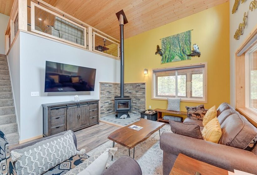 Soldotna Home W/ 2 Living Areas & Spacious Porch