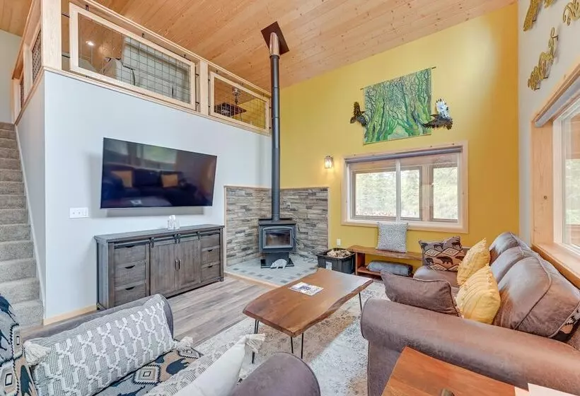 Soldotna Home W/ 2 Living Areas & Spacious Porch