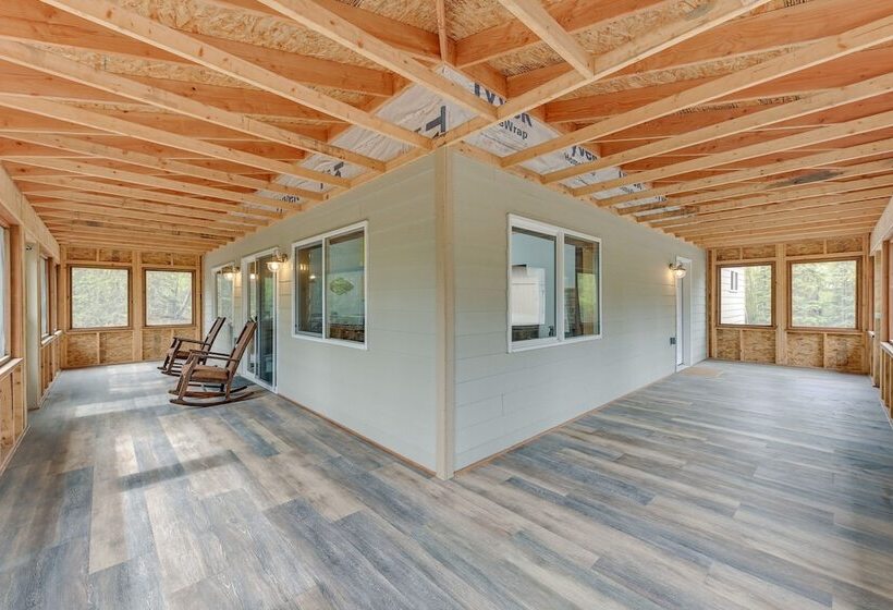 Soldotna Home W/ 2 Living Areas & Spacious Porch