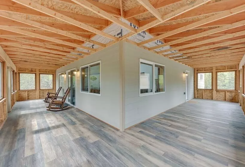 Soldotna Home W/ 2 Living Areas & Spacious Porch