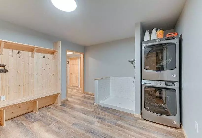 Soldotna Home W/ 2 Living Areas & Spacious Porch