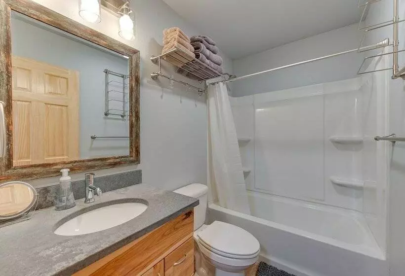 Soldotna Home W/ 2 Living Areas & Spacious Porch