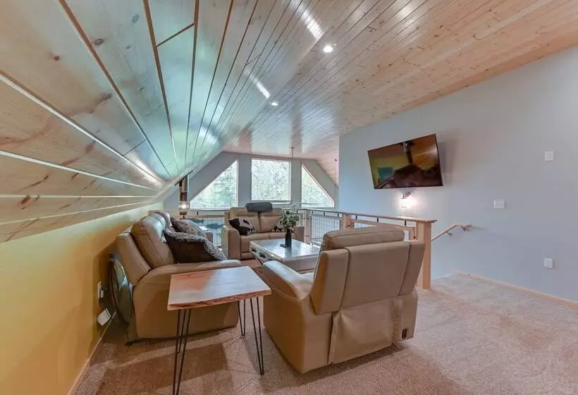 Soldotna Home W/ 2 Living Areas & Spacious Porch