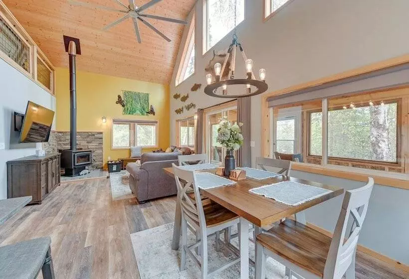 Soldotna Home W/ 2 Living Areas & Spacious Porch