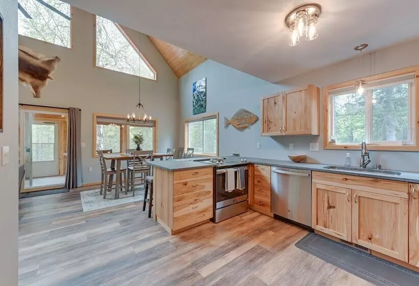 Soldotna Home W/ 2 Living Areas & Spacious Porch