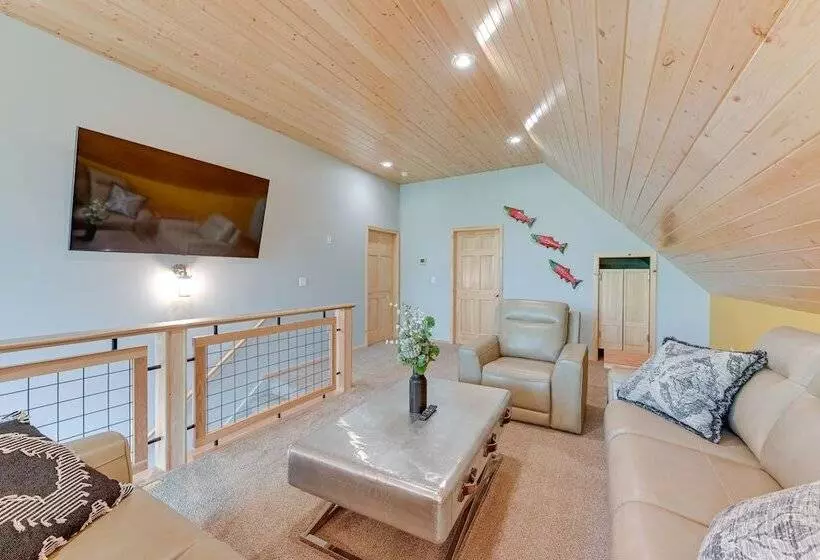 Soldotna Home W/ 2 Living Areas & Spacious Porch